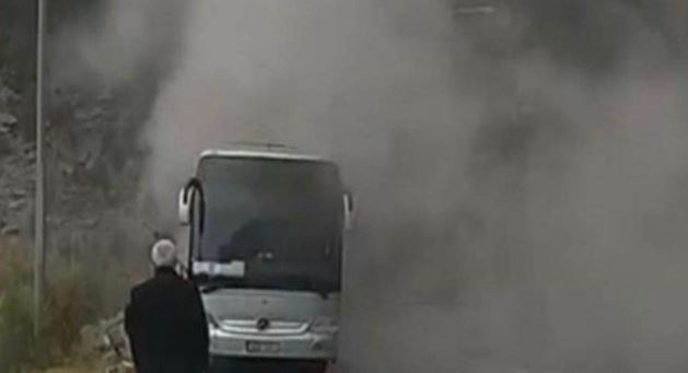 Βίντεο σοκ! Η στιγμή που το λεωφορείο μετέφερε μαθητές από τη Θεσσαλονίκη πήρε φωτιά