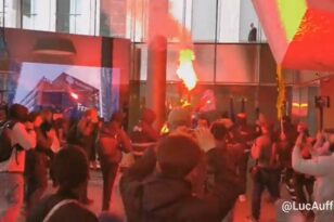 Παρίσι: Διαδηλωτές έκαναν εισβολή στα γραφεία του Χρηματιστηρίου - ΒΙΝΤΕΟ
