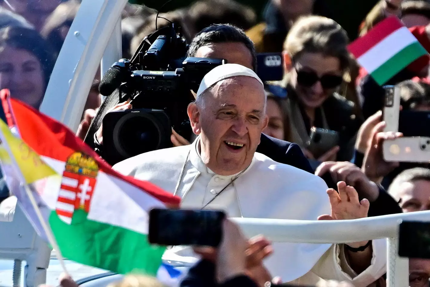 Πάπας Φραγκίσκος στην Ουγγαρία: Μην κλείνετε την πόρτα στους ξένους και στο «διαφορετικό»