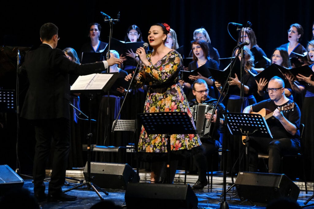 «Free again» η Πατρινή Γιούλη Ασημακοπούλου - Στην «ΠτΔ» η εκπληκτική τραγουδίστρια και performer