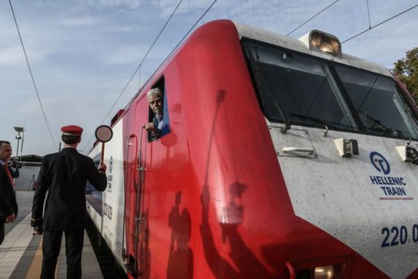 «Λύγισε» ο πρόεδρος του ΟΣΕ στο πρώτο δρομολόγιο του Intercity μετά την τραγωδία στα Τέμπη - ΦΩΤΟ
