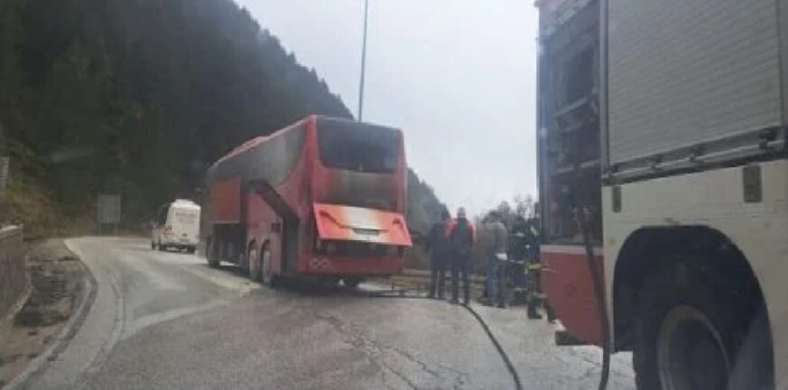 Ιωάννινα: Άρπαξε φωτιά λεωφορείο που μετέφερε μαθητές 