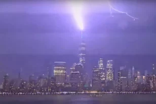 ΗΠΑ: Σοκαριστικές εικόνες από κεραυνό που πέφτει στο υψηλότερο κτίριο της Νέας Υόρκης ΒΙΝΤΕΟ