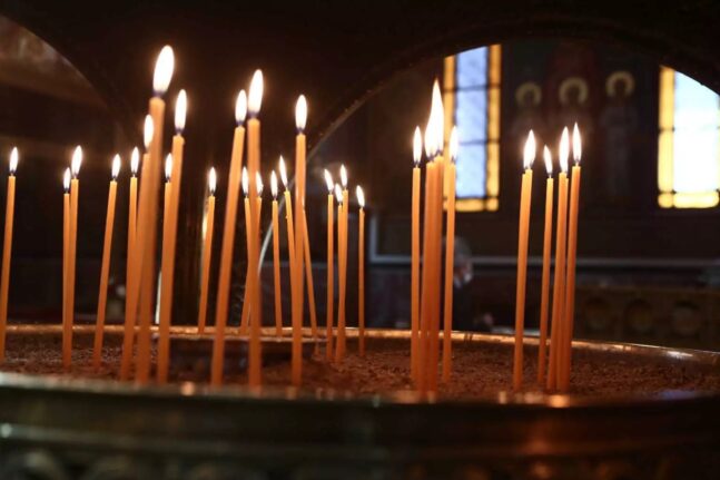 Λάρισα: Πιστή άναψε 58 κεριά και παραλίγο να ανάψει φωτιά σε παρεκκλήσι