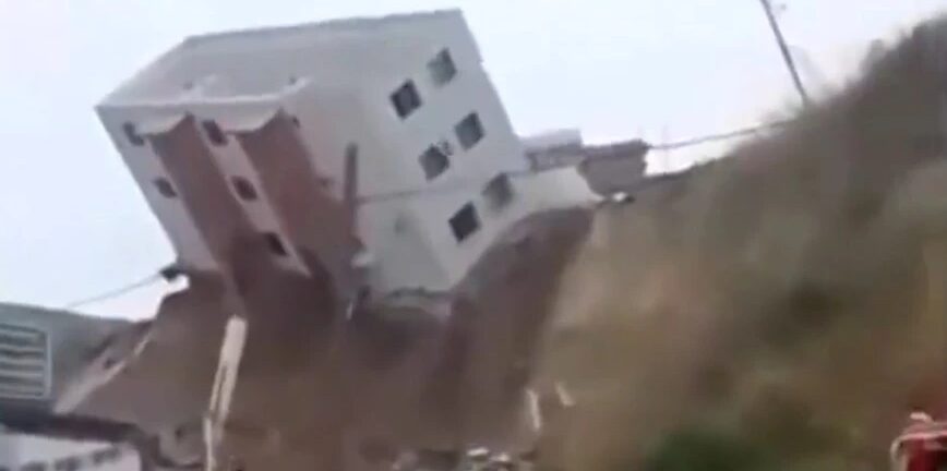 Μεξικό: Σοκαριστικό ΒΙΝΤΕΟ από τη στιγμή που κτίριο καταρρέει και κατρακυλά στο δρόμο