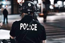 Γαλλία: Μπήκε απαρατήρητος σε αστυνομικό τμήμα και βγήκε... «κύριος» με στολή και όπλο!