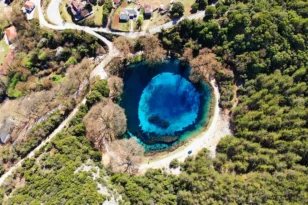 Πηγές Λούρου: Η άγνωστη γαλάζια λίμνη στα Ιωάννινα - ΦΩΤΟ