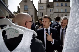 Γαλλία: «Επεισοδιακή» η βόλτα Μακρόν σε λαϊκή αγορά – «Πουλάς φούμαρα», όσα του φώναζαν οι πολίτες