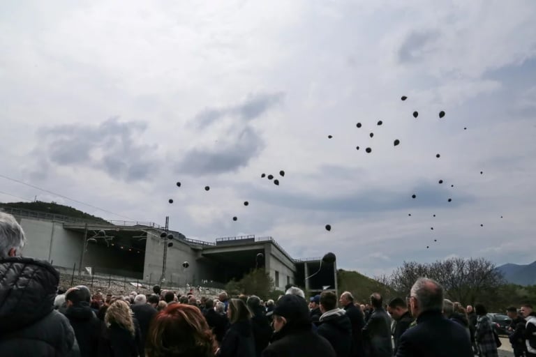 Δυστύχημα Τέμπη: Θρήνος στο μνημόσυνο των 57 θυμάτων - Με μαύρα μπαλόνια οι συγγενείς ΦΩΤΟ - ΒΙΝΤΕΟ
