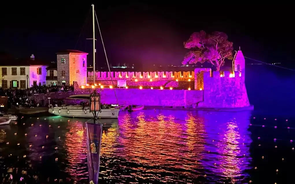Πλημμύρισε και φέτος η Ναύπακτος: Κατανυκτικό υπερθέαμα στο Ενετικό Λιμάνι το βράδυ της Μ. Παρασκευής ΦΩΤΟ - ΒΙΝΤΕΟ