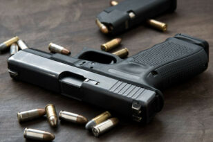 Πάτρα: Ποιος είναι ο 33χρονος που έκρυβε όπλο σε χρηματοκιβώτιο στο σπίτι του