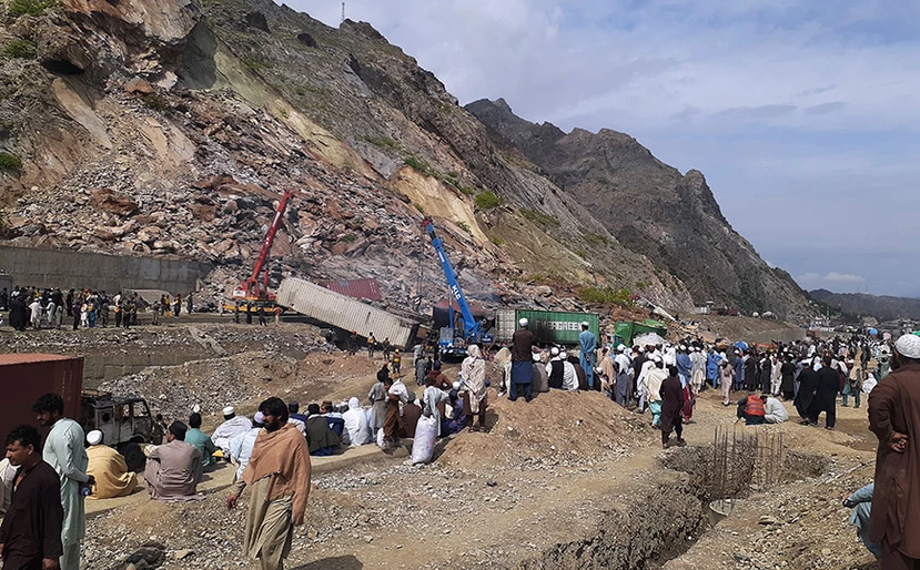 Φορτηγά «θάφτηκαν» από κατολίσθηση στο Πακιστάν - Φόβοι για δεκάδες παγιδευμένους - ΦΩΤΟ