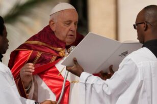Πάσχα Καθολικών: Το μήνυμα του πάπα Φραγκίσκου και το «Χριστός Ανέστη» στα ελληνικά