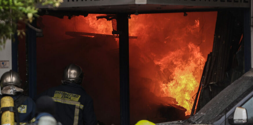 Πειραιάς: Οι πρώτες φωτογραφίες από την φωτιά σε κατάστημα με χρώματα