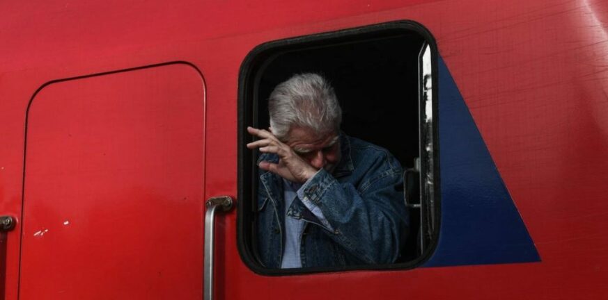 «Λύγισε» ο πρόεδρος του ΟΣΕ στο πρώτο δρομολόγιο του Intercity μετά την τραγωδία στα Τέμπη - ΦΩΤΟ