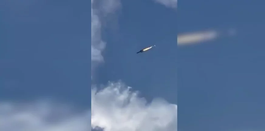 Ρωσία: Η στιγμή που φλεγόμενο μαχητικό αεροσκάφος πέφτει σε λίμνη - ΒΙΝΤΕΟ