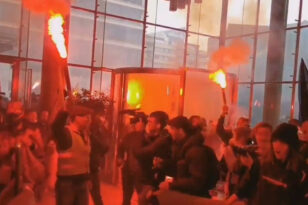 Γαλλία: Εισβολή διαδηλωτών στο Χρηματιστήριο του Παρισιού ΒΙΝΤΕΟ