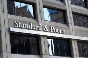 Standard & Poor’s: «Διαφήμιση» για την Ελλάδα η έκθεση που έδωσε την επενδυτική βαθμίδα