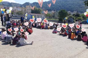 Εκδήλωση του Δημοτικού Σχολείου Σαραβαλίου για το σιδηροδρομικό δυστύχημα στα Τέμπη