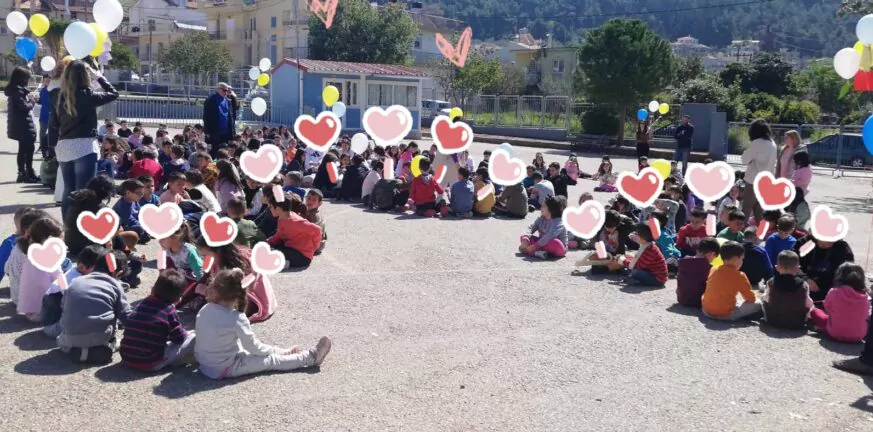 Εκδήλωση του Δημοτικού Σχολείου Σαραβαλίου για το σιδηροδρομικό δυστύχημα στα Τέμπη