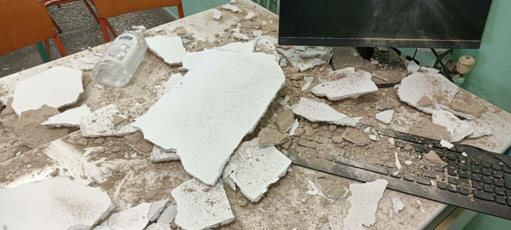 Βόλος: Κατέρρευσε οροφή σε δημοτικό σχολείο - Από θαύμα δεν τραυματίστηκαν μαθητές ΦΩΤΟ - ΒΙΝΤΕΟ