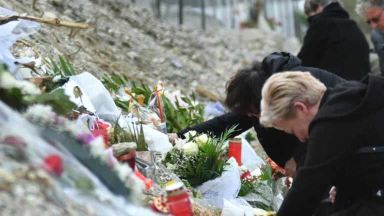 Δυστύχημα Τέμπη: Θρήνος στο μνημόσυνο των 57 θυμάτων - Με μαύρα μπαλόνια οι συγγενείς ΦΩΤΟ - ΒΙΝΤΕΟ