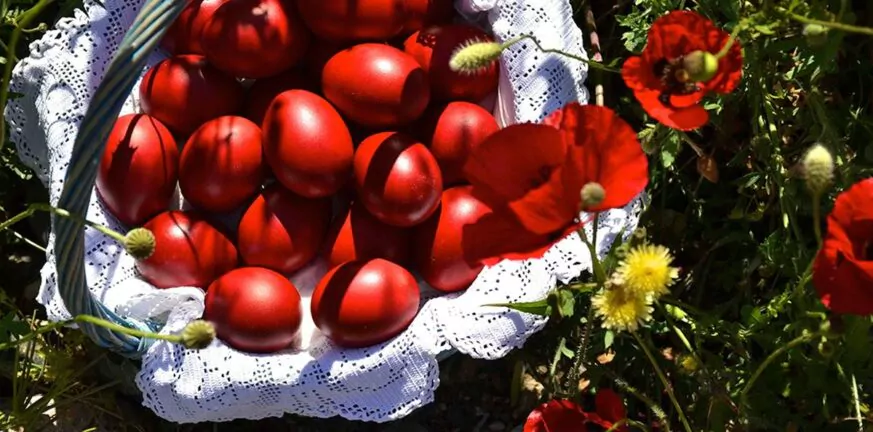 Πασχαλινά αυγά: Πώς να πετύχετε το... τέλειο κόκκινο χρώμα!
