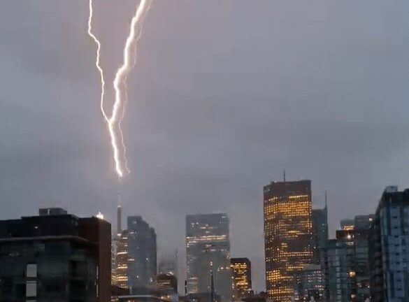 Καναδάς: Η στιγμή που κεραυνός χτυπά τον πύργο του Τορόντο - BINTEO
