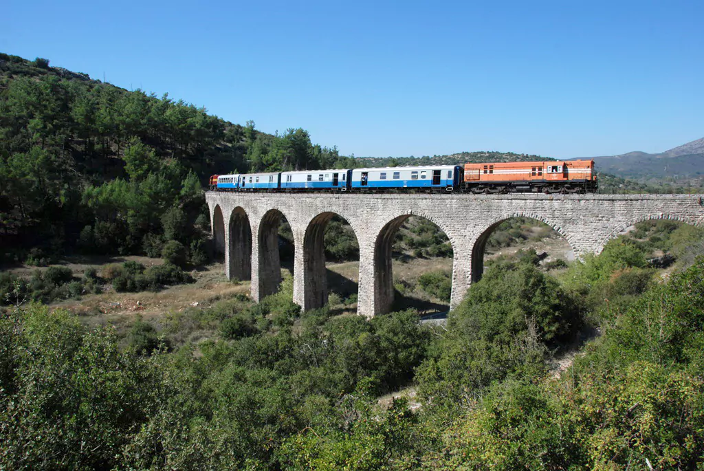Οταν ο σιδηρόδρομος «έτρεχε» στην Πελοπόννησο