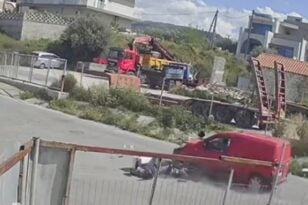 Κρήτη: Σοκάρει το ΒΙΝΤΕΟ από το τροχαίο με τον διανομέα - Έπεσε πάνω του χωρίς να «κόψει» ταχύτητα