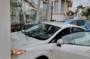 Πάτρα: Τροχαίο χωρίς τραυματισμούς στα Ζαρουχλέικα - Αυτοκίνητο «μπούκαρε» σε φούρνο