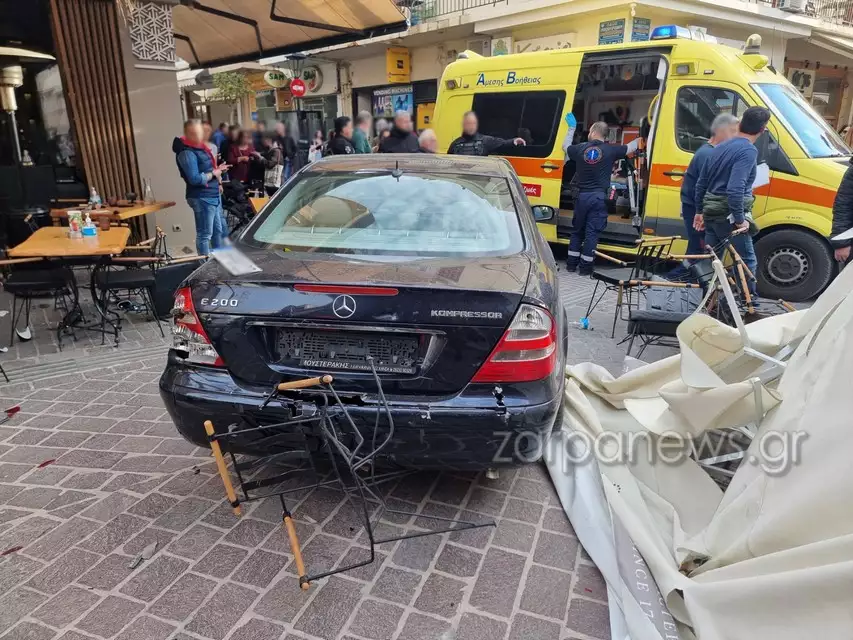 Κρήτη: Αυτοκίνητο «μπούκαρε» σε καφετέρια στα Χανιά - Πληροφορίες για τραυματίες - ΦΩΤΟ