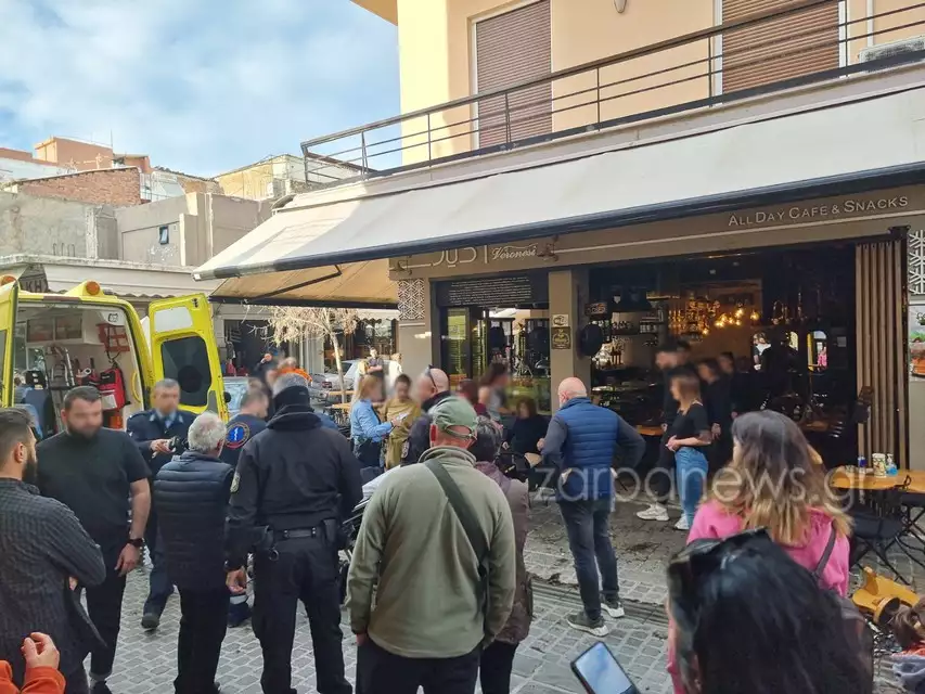 Κρήτη: Αυτοκίνητο «μπούκαρε» σε καφετέρια στα Χανιά - Πληροφορίες για τραυματίες - ΦΩΤΟ