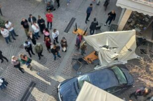 Χανιά: Η στιγμή που ένα αυτοκίνητο «μπουκάρει» σε καφετέρια! ΦΩΤΟ - ΒΙΝΤΕΟ