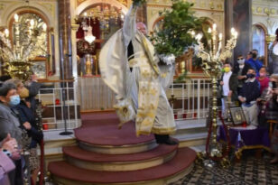 Εντυπωσιακή πρώτη Ανάσταση στη Χίο: Το «σάλτο» του ιερέα την Ωραία Πύλη που έχει γίνει viral