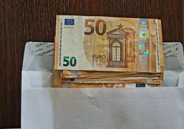 Πράξη παραδειγματισμού σε χωριό των Τρικάλων: Βρήκε φάκελο με 17.000 ευρώ και τα παρέδωσε στην αστυνομία!