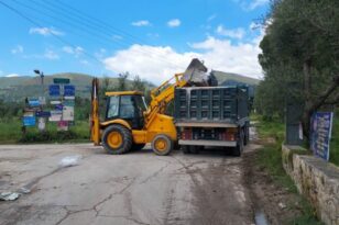 Ζάκυνθος: Με μπουλντόζες και ανοιχτά φορτηγά ξαναμαζεύουν τα σκουπίδια