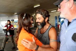 Survivor All Star: Έφτασε στην Ελλάδα ο Μαρτίκας – Η θερμή υποδοχή από την Βρισηίδα ΦΩΤΟ