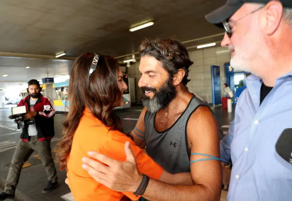 Survivor All Star: Έφτασε στην Ελλάδα ο Μαρτίκας - Η θερμή υποδοχή από την Βρισηίδα ΦΩΤΟ