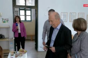 Εκλογές 2023: Στο Κολωνάκι ψήφισε ο Κώστας Σημίτης - «Περιμένω μεγαλύτερο κίνημα στην ελληνική προοδευτική πολιτική»