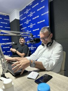 Ο Χαράλαμπος Μπονάνος άλλαξε φωνή κι έγινε ο μυστηριώδης καλεσμένος του Peloponnisos FM 104,1!