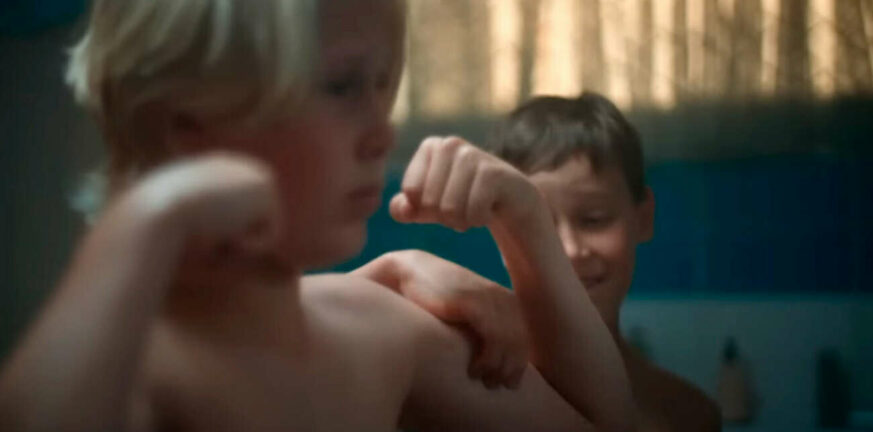 «Αγόρια στο Ντους»: Ο σκηνοθέτης της ταινίας απαντά στις κατηγορίες - «Χωρίς καμία λογική ισχυρισμοί»