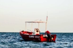 Ινδικός: 39 ναυτικοί αγνοούνται μετά από αναποδογύρισμα αλιευτικού σκάφους
