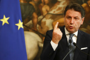 Ιταλία: Η «ύπουλη»... χειραψία» αντεμβολιαστή που κατέληξε σε... χαστούκι για τον πρώην πρωθυπουργό Τζουζέπε Κόντε - ΒΙΝΤΕΟ