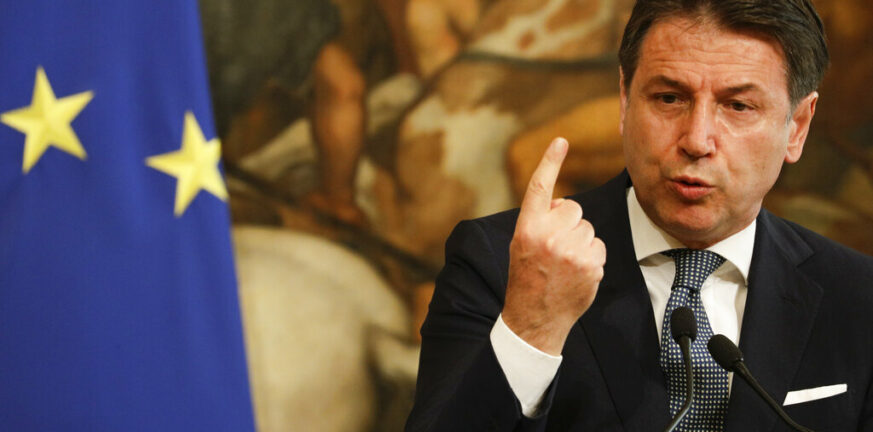 Ιταλία: Η «ύπουλη»... χειραψία» αντεμβολιαστή που κατέληξε σε... χαστούκι για τον πρώην πρωθυπουργό Τζουζέπε Κόντε - ΒΙΝΤΕΟ