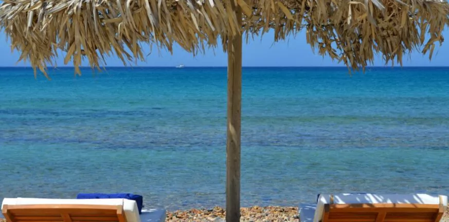 Ξέφυγαν οι τιμές και στις παραλίες: Πόσο πάει η... ξαπλώστρα φέτος το καλοκαίρι;