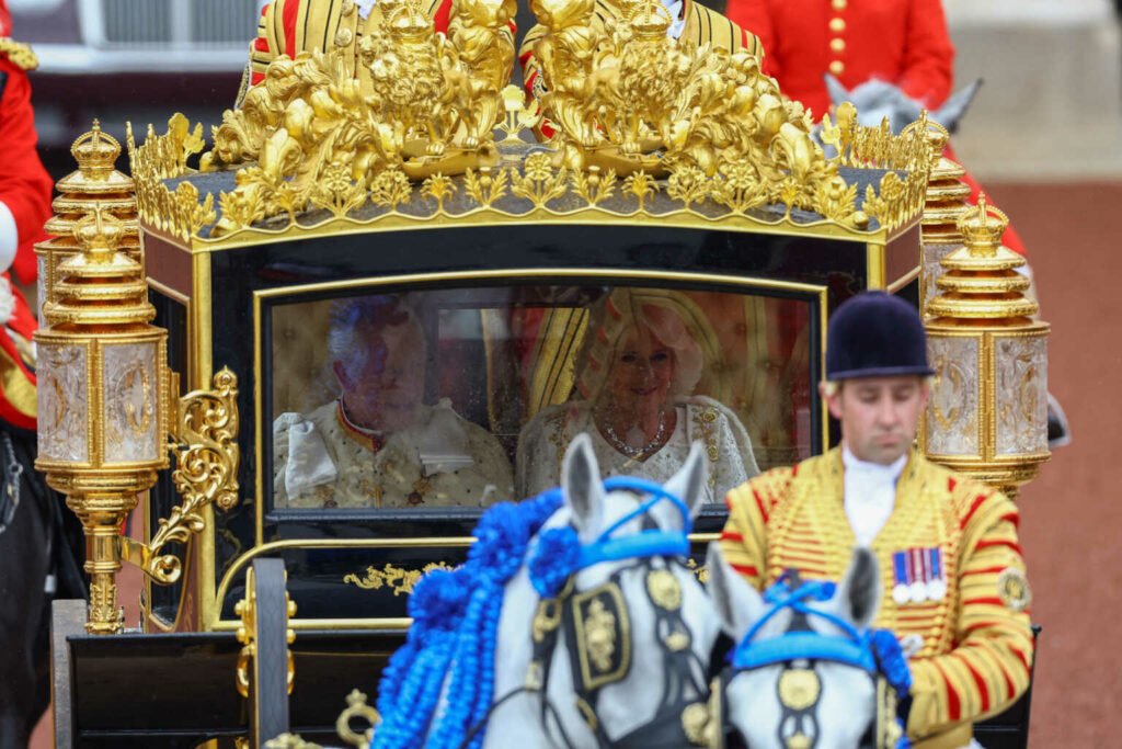 ΖΩΝΤΑΝΑ Η Στέψη του βασιλιά Καρόλου - Στο Αβαείο του Γουέστμινστερ η τελετή - Ιστορική η στιγμή για την Βρετανία