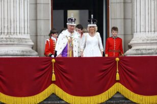 ΖΩΝΤΑΝΑ «God Save the King» - Βγήκαν στο μπαλκόνι ο Βασιλιάς Κάρολος και η Καμίλα - Ιστορικές στιγμές για τη Βρετανία