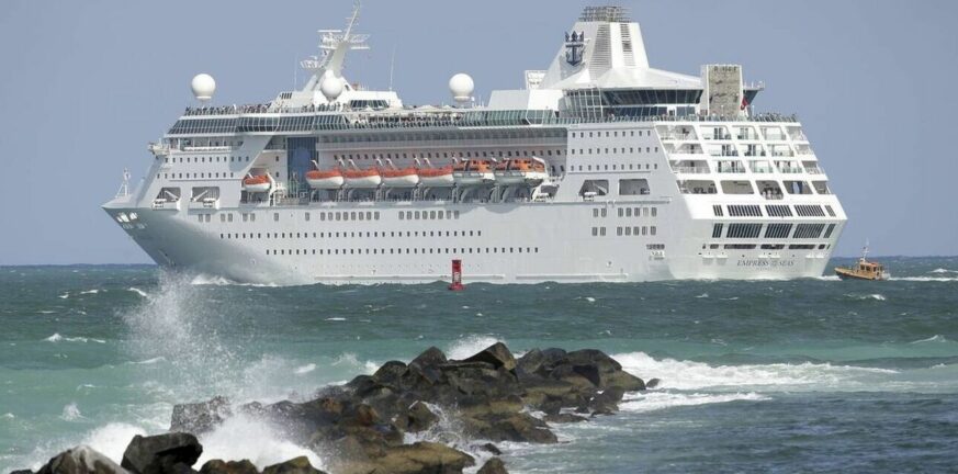 Κατάκολο: Κρουαζιερόπλοιο «εγκλωβίστηκε» στο λιμάνι από τους ανέμους - 4.500 άνθρωποι σε αγωνία