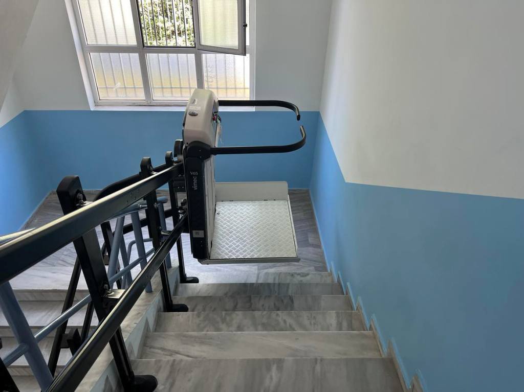 Πάτρα: Ο Κ. Πελετίδης στο 12ο Δημοτικό - Τοποθετήθηκε ανελκυστήρας σκάλας για μαθητές ΑμεΑ